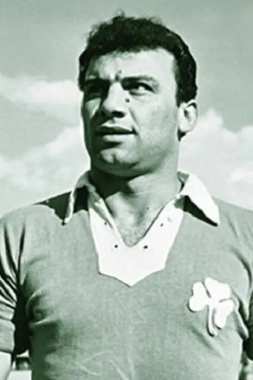 Kostas Linoxilakis interpretando a Kostas Linoxilakis