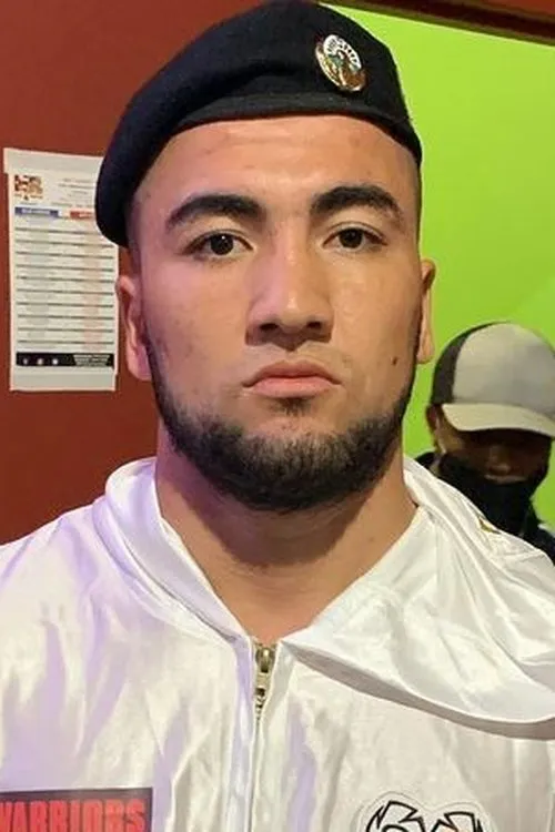 Kozimbek Mardonov interpretando a Self