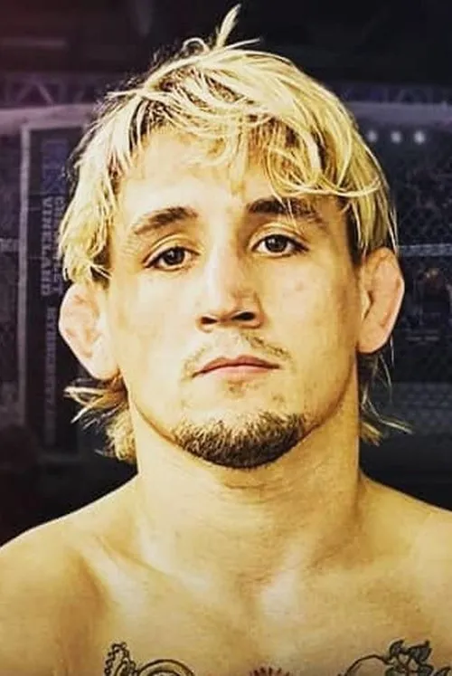 Kris Moutinho interpretando a Self