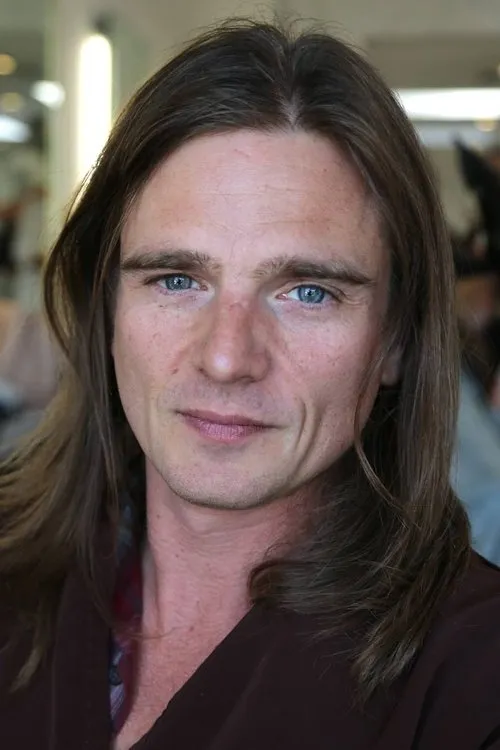 Kris Park interpretando a Richard Gibson