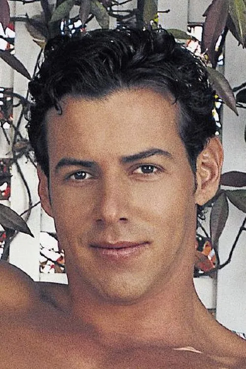 Kristian Alvarez interpretando a 