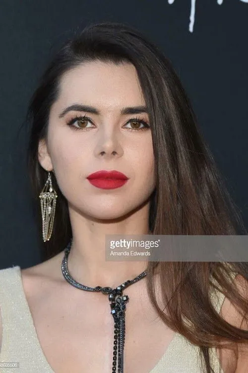 Kristina Coolish interpretando a Eve