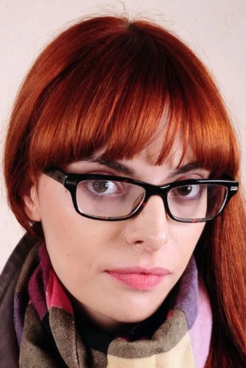 Kristina Lelovac interpretando a The Wife