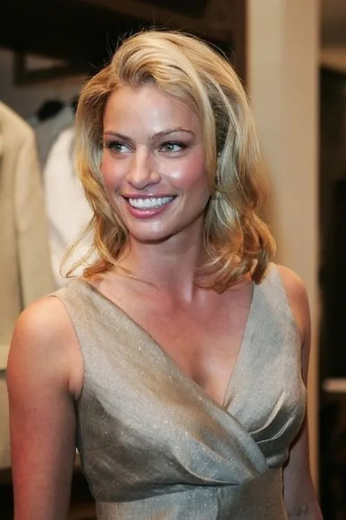 Kristy Hinze interpretando a Katherine Arena