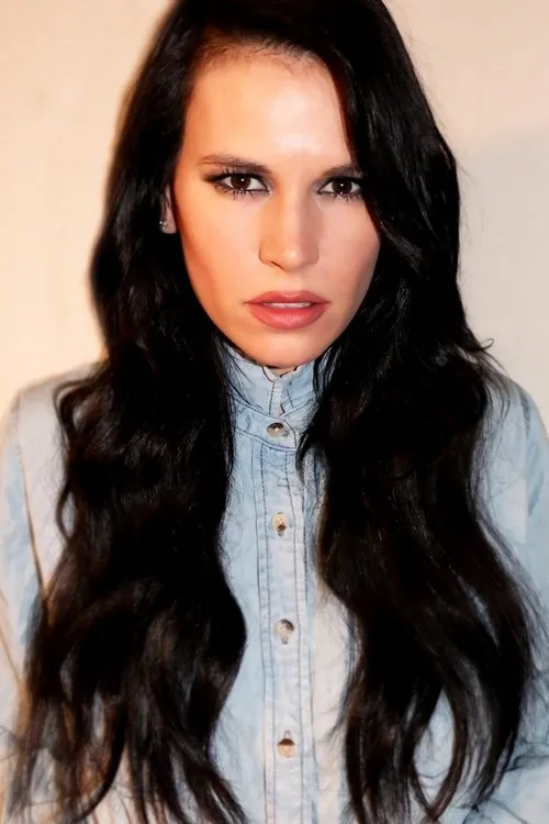 Krsy Fox interpretando a Carolyn