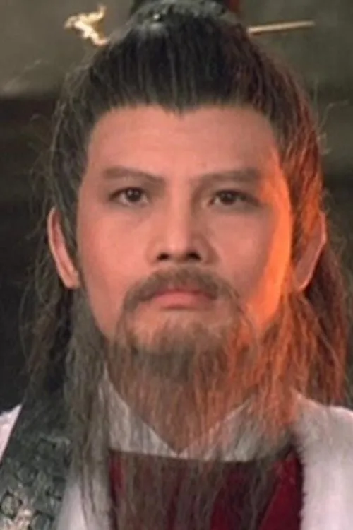 Kwan Fung interpretando a Mau 18