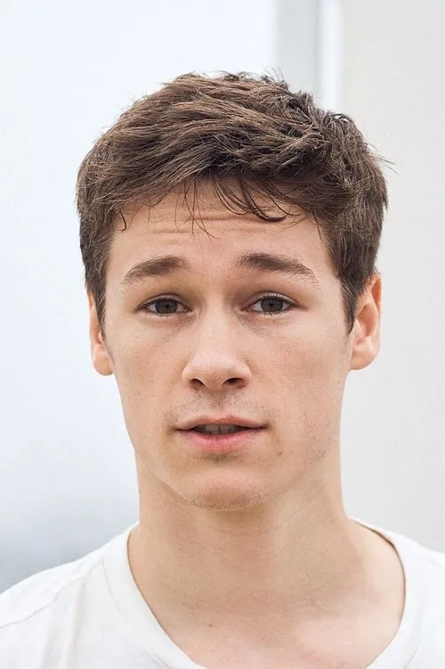 Kyle Allen interpretando a Maxime Gerard