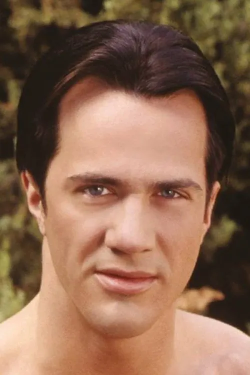 Kyle Brandon interpretando a 