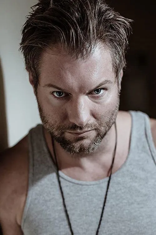 Kyle Cassie interpretando a Elliot