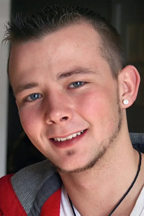 Kyle Collins interpretando a (archive footage)