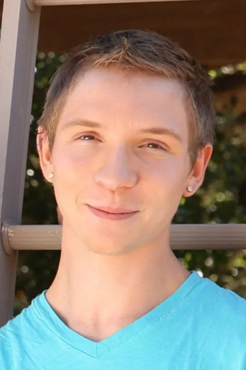 Kyle Evans interpretando a Elder Stewart