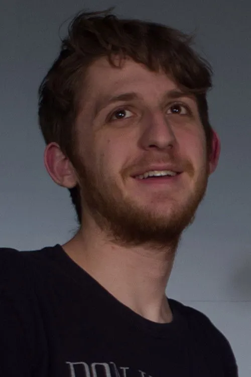 Kyle Gustafson interpretando a Self