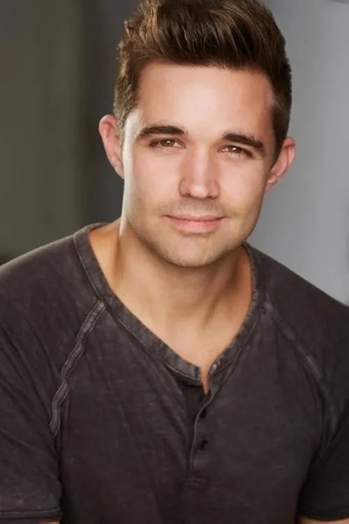 Kyle Kupecky interpretando a Tyler Jackson