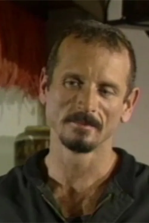 Kyle McBride interpretando a (segment