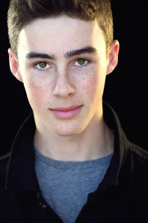 Kyle O'Gorman interpretando a Russ