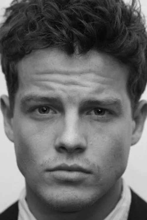 Kyle Redmond-Jones interpretando a 