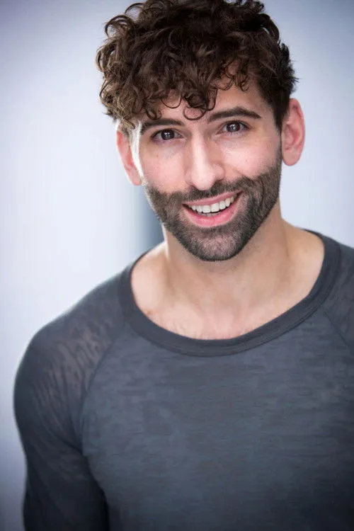 Kyle Roark interpretando a Alex