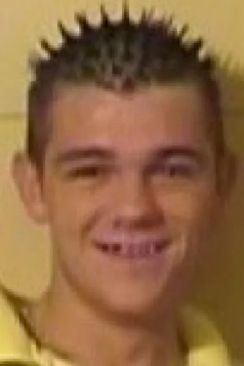 Kyle West interpretando a