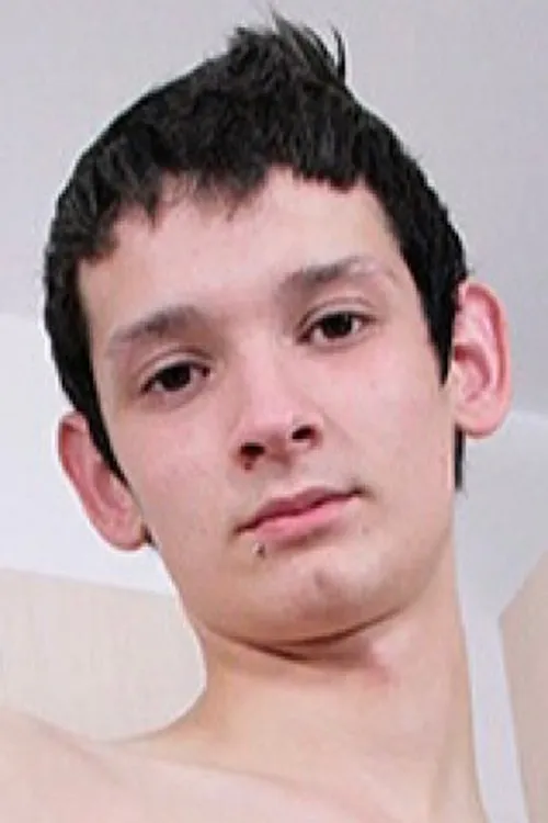 Kyle Wilkinson interpretando a 