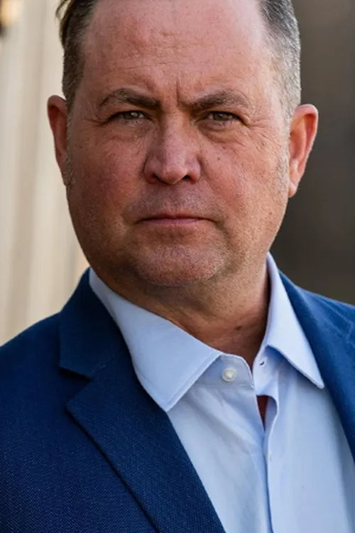 Kyle Wyatt interpretando a Mob Leader (voice)