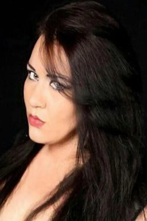 Kyra Maya interpretando a