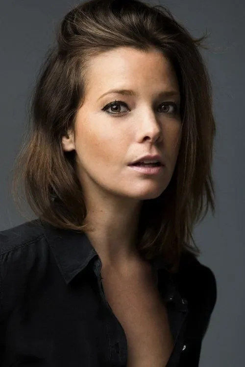 Kyrié Capri interpretando a Katey George