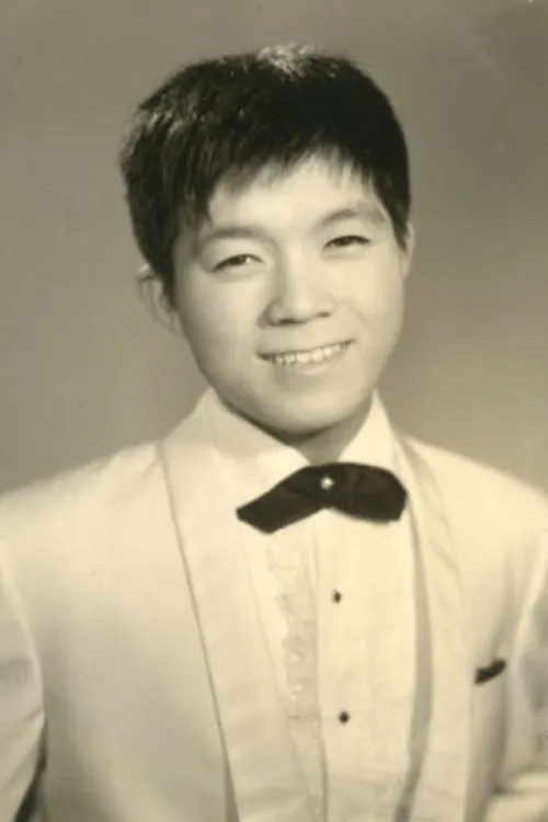 Kyū Sakamoto interpretando a