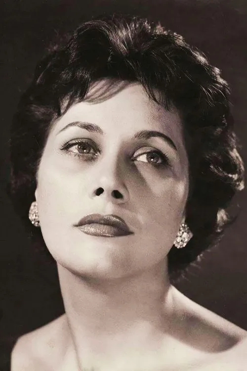 Kyveli Theohari interpretando a Kiki Manolopoulou