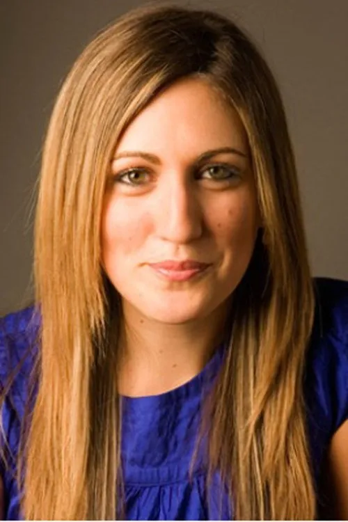 Lacey Rose interpretando a 