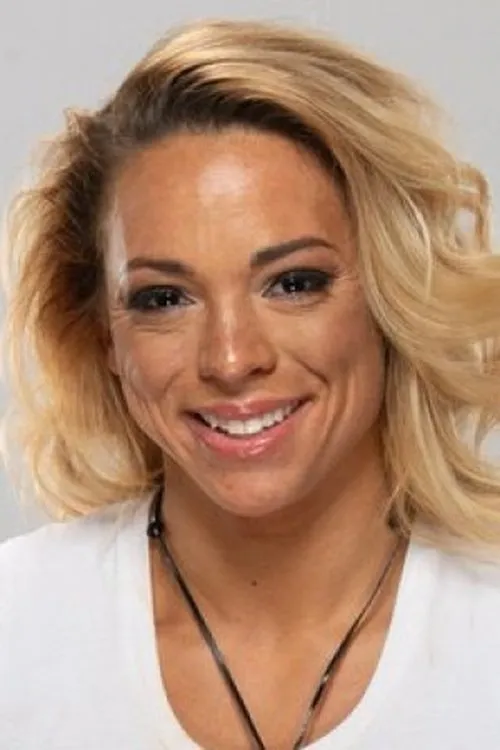 Lacey Ryan interpretando a