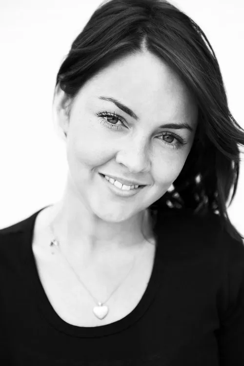 Lacey Turner — personaje: Ellie Flint