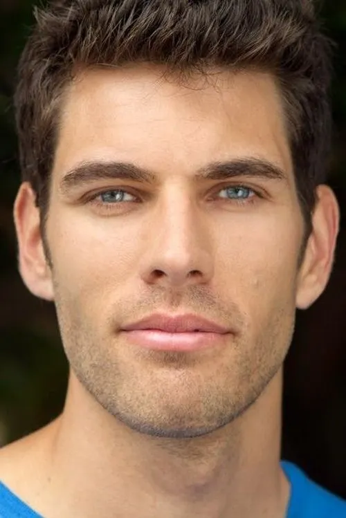 Lachlan Patterson interpretando a Himself