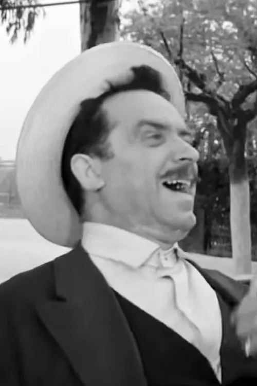 Lakis Skellas interpretando a Police Officer