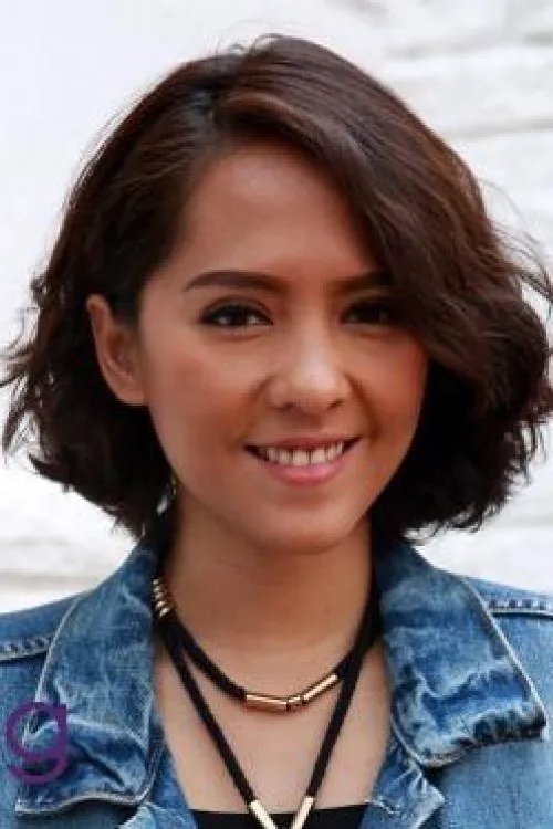 Lala Karmela interpretando a Meira