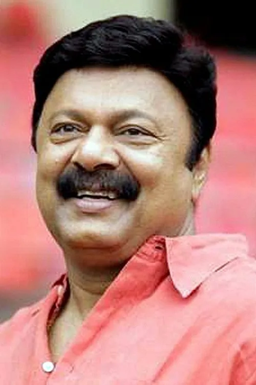 Lalu Alex interpretando a Ponnuveettil Mahadevan