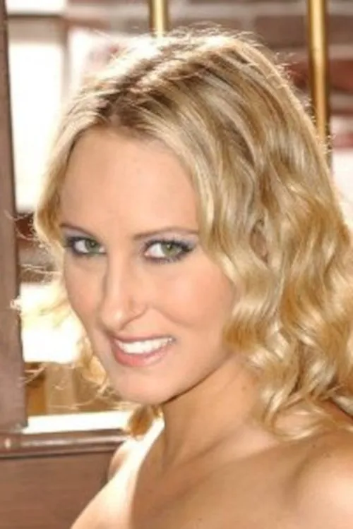 Lana Moore interpretando a (archive footage)