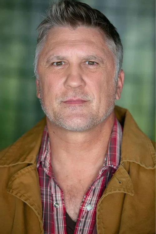 Lance Irwin interpretando a Paul Blackwell