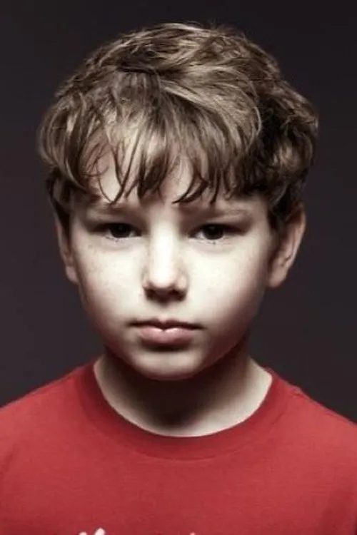 Landon Gimenez interpretando a Caleb Holmes