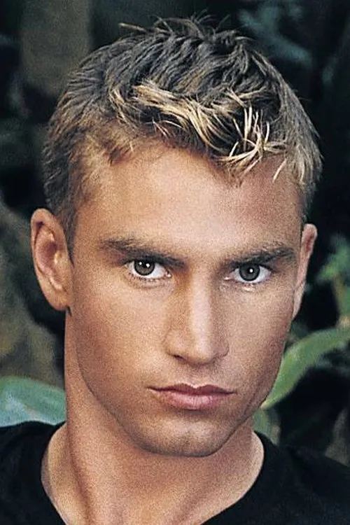 Lane Fuller interpretando a