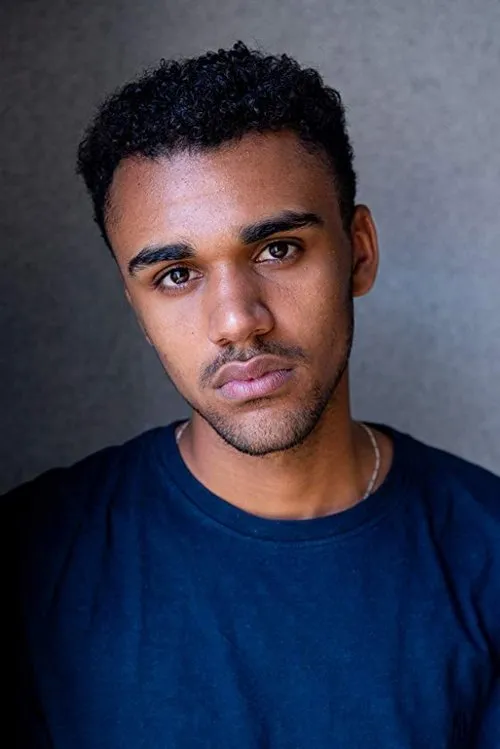 Langston Uibel interpretando a Siddharta Schlonz