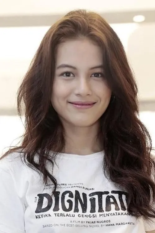 Lania Fira interpretando a Clara (Dewasa)