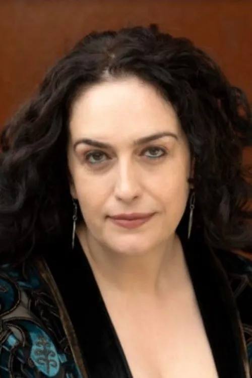 Lanna Joffrey interpretando a Doctor Sharon