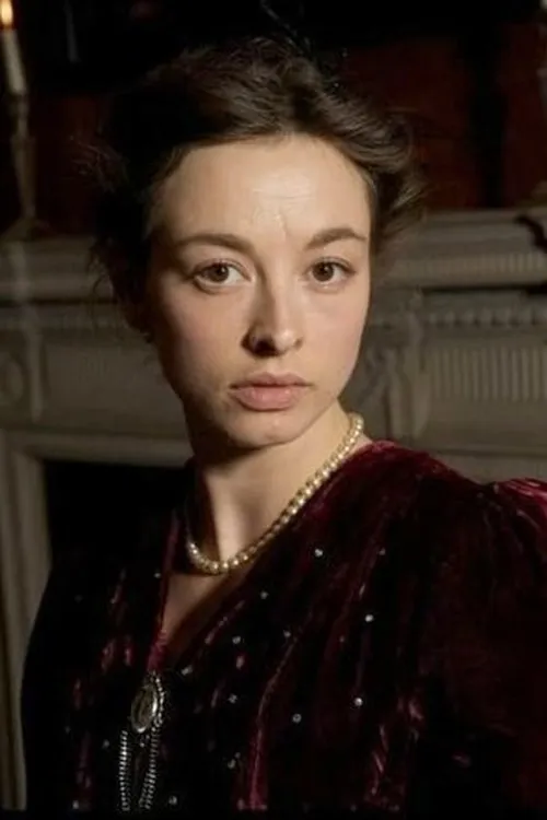 Lara Belmont interpretando a Nina