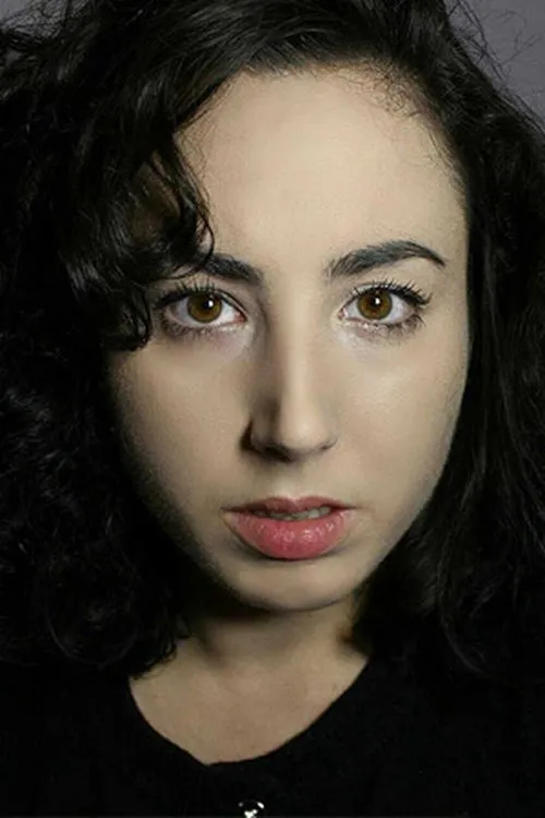 Lara Jean Sullivan interpretando a Adie Graham