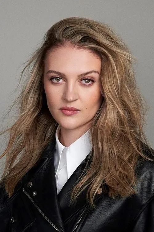 Mia McKenna-Bruce ha trabajado con Lara Peake en 1 ocasiones