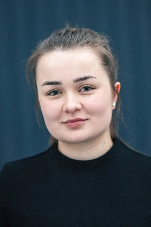 Lara Sophie Rottmann interpretando a Julchen Kirsch