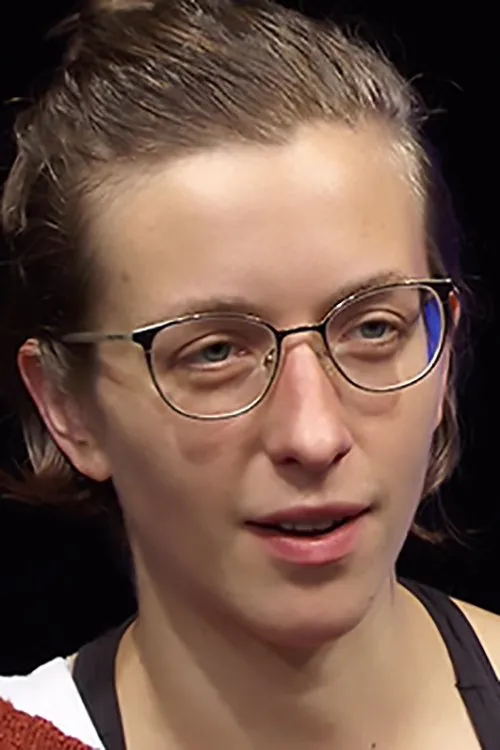 Lara Vouk interpretando a Nina