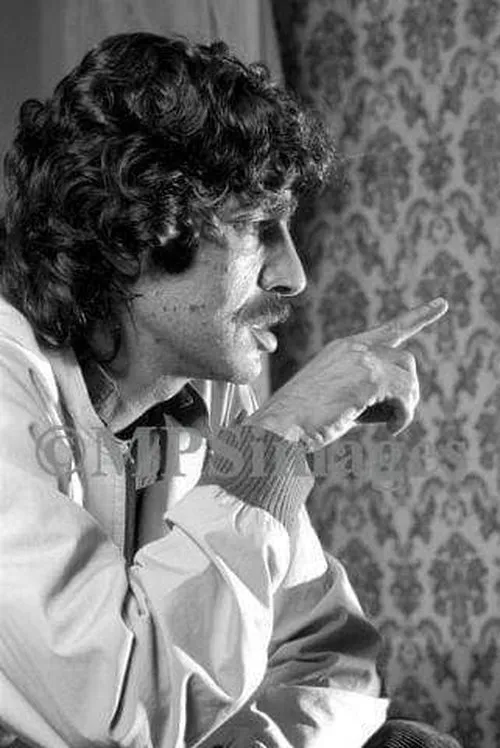 Larbi Batma interpretando a 