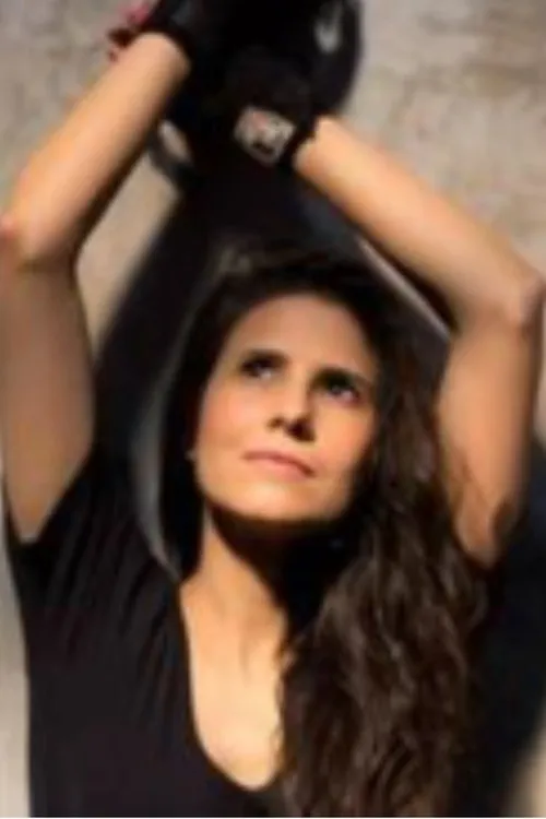 Larissa Fada interpretando a Camila