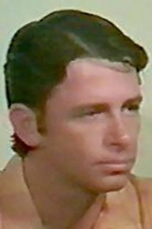 Larry Barnhouse interpretando a Buford